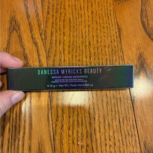Danessa Myricks Beauty - Infinite Chrome  Micropencil Eyeliner in JADE 0.15g